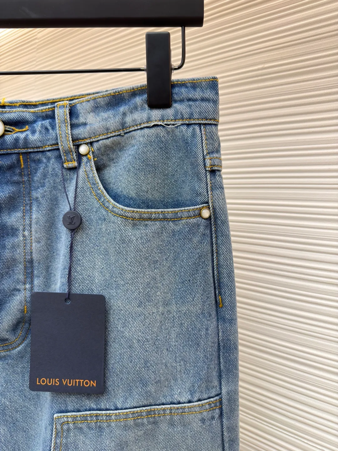 LOUIS VUITTON distressed washed blue denim trousers ●Original version: Purchased and developed at 11999 ●Item number: 1682235-B75 ●Fabric: pure cotton denim ●Technology: laser cutting ●Color: blue ●Type: fitted version ●Weight: about 920 grams ●Size: 28-30-32-34 ●Description: Made of high-quality pure cotton denim, the fabric material ensures classic denim texture, durability and breathability. Classic washed colors are achieved through professional industrial washing processes. The function of washing is to soften the fabric and eliminate the stiffness of new cloth; by controlling the degree of fading, it can form a layered retro blue tone; and at the same time, it can prevent the garment from shrinking significantly in the future. The calm topstitching contrasts with the fabric but is not too knotty in stitching color to highlight the stitching structure and enhance the workwear style. The back pocket is top-stitched with the word LV: the logo on the chest pocket is embroidered by stitches, and the embroidery stitches are closely connected and evenly arranged in straight lines. Its function is to outline the outline of the logo in a delicate and extremely strong way. The edges are neat, wear-resistant and durable, and are in line with the functional attributes of workwear. Nubuck leather logo patch: High-quality nubuck leather is laser-cut and embossed with the brand logo and sewn on the back of the pants. What it does is introduce a luxuriously soft touch that creates a premium contrast with stiff denim. The ticket bag is equipped with a logo patch, which fixes the brand leather logo on this small pocket and becomes a refined identity embellishment. Pearlescent effect buttons and rivets: Replace the metal hardware of traditional workwear with fasteners with a warm pearlescent effect. Its function is to enhance the sophistication and uniqueness of the piece in the details, while retaining the functional rivet reinforcement. The overall wiring is straight and delicate, the fabric is comfortable and soft, and the color is consistent without color difference. It can be matched with the same style to create a fashionable look and control various occasions. Customized accessories, complete with three standards, same style for men and women!